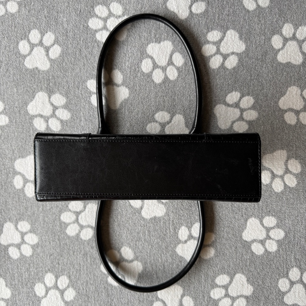 Handbag with Silver Heart Hardware - Picture 4 of 12